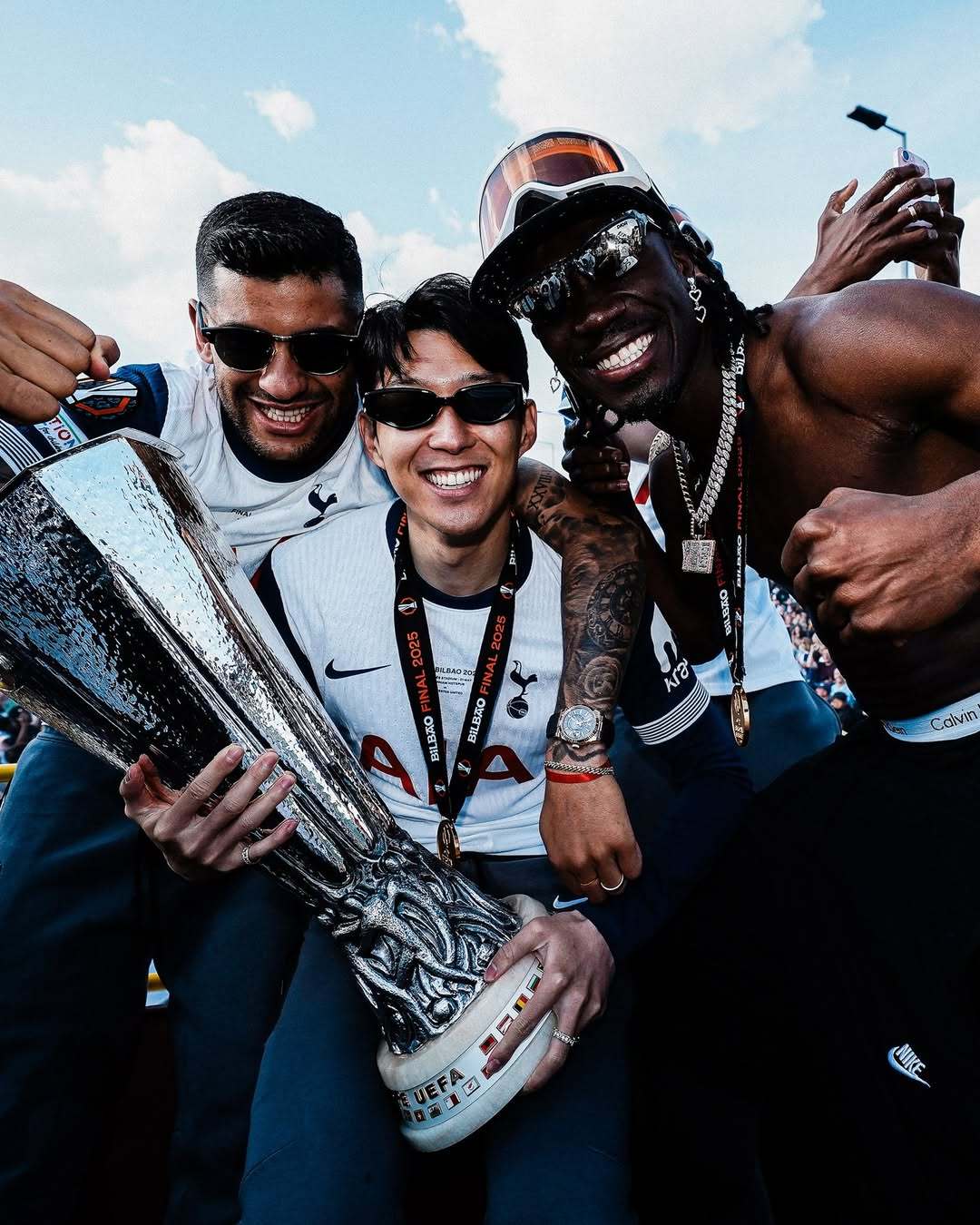 Lol-关于勒沃库森训练开放日，今晚回应争议引欢呼，欧联在即，年轻球员得到机会的信息