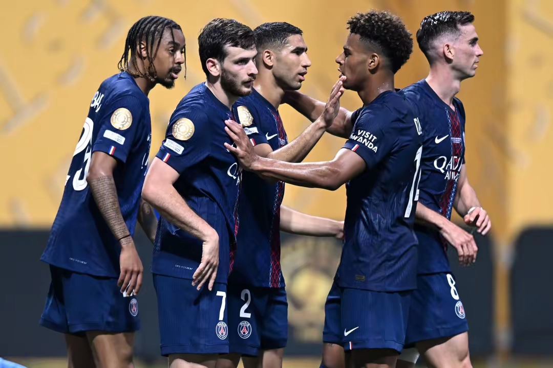 今夜体能课后，巴黎圣日耳曼迎来里程碑备战法甲，压力陡增，轮换策略成焦点(里昂对巴黎圣日耳曼)